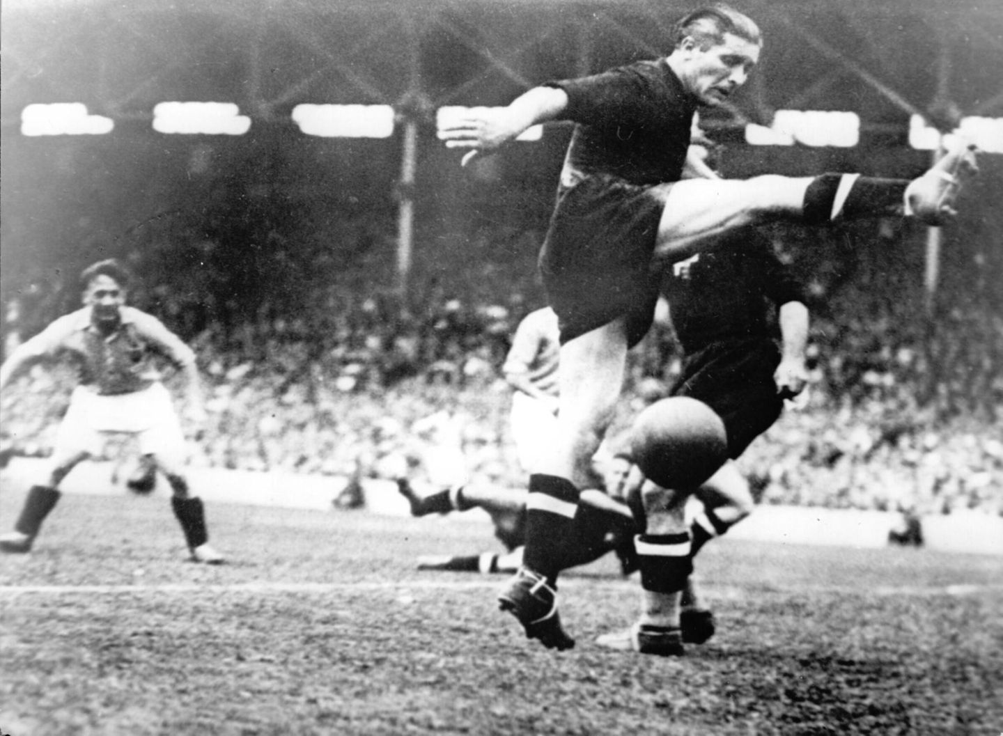 Der legendäre Giuseppe Meazza (vorn im Bild) führt Italien 1938 erneut zum Titel, diesmal in Frankreich. Wieder fehlt Uruguay aus Protest gegen den Austragungsort in Europa. Argentinien schließt sich an. England, Wales, Schottland und Irland fehlen wie schon 1930 und 1934. Die Nationalverbände sind zerstritten mit der Fifa und spielen lieber eigene Turniere