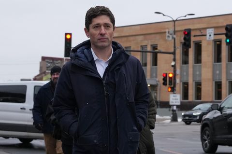 Jacob Frey geht über den Riverside Plaza in Minneapolis