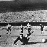 Die erste WM nach dem Zweiten Weltkrieg findet in Brasilien statt. Diesmal sind Uruguay und England dabei. Die "Urus" gewinnen das Endspiel (es war strenggenommen die letzte Partie einer Liga-Endrunde) sensationell gegen den Gastgeber. Zuvor haben aber 19 Mannschaften ihre Teilnahme abgesagt – aus unterschiedlichen Gründen. Zu große Distanzen zwischen den Spielorten (Frankreich und Portugal), politische Vorbehalte gegen Brasilien (Argentinien, Peru, Ecuador), Verbot des Barfußspielens (Indien, ein lustiges Gerücht, in Wahrheit hat Indien wohl abgesagt, weil es zu schlecht war), hohe Reisekosten (Türkei). Deutschland darf wegen seiner Nazi-Vergangenheit eh nicht mittun