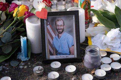 Blumen und Kerzen in Gedenken an Alex Pretti