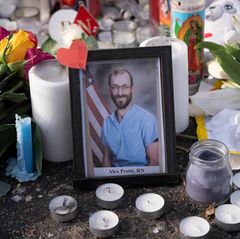 Blumen und Kerzen in Gedenken an Alex Pretti