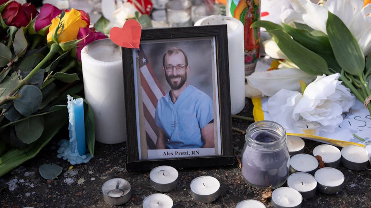 Blumen und Kerzen in Gedenken an Alex Pretti