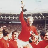 Der englische Kapitän Bobby Moore stemmt nach dem legendären Finale von Wembley gegen Deutschland den WM-Pokal in die Höhe. Afrikanische Teams bleiben der Endrunde im Mutterland des Fußballs fern – aus Protest. Die Fifa hat nur einen Startplatz für Mannschaften aus Afrika, Asien und Ozeanien vorgesehen, Afrika fordert aber einen eigenen