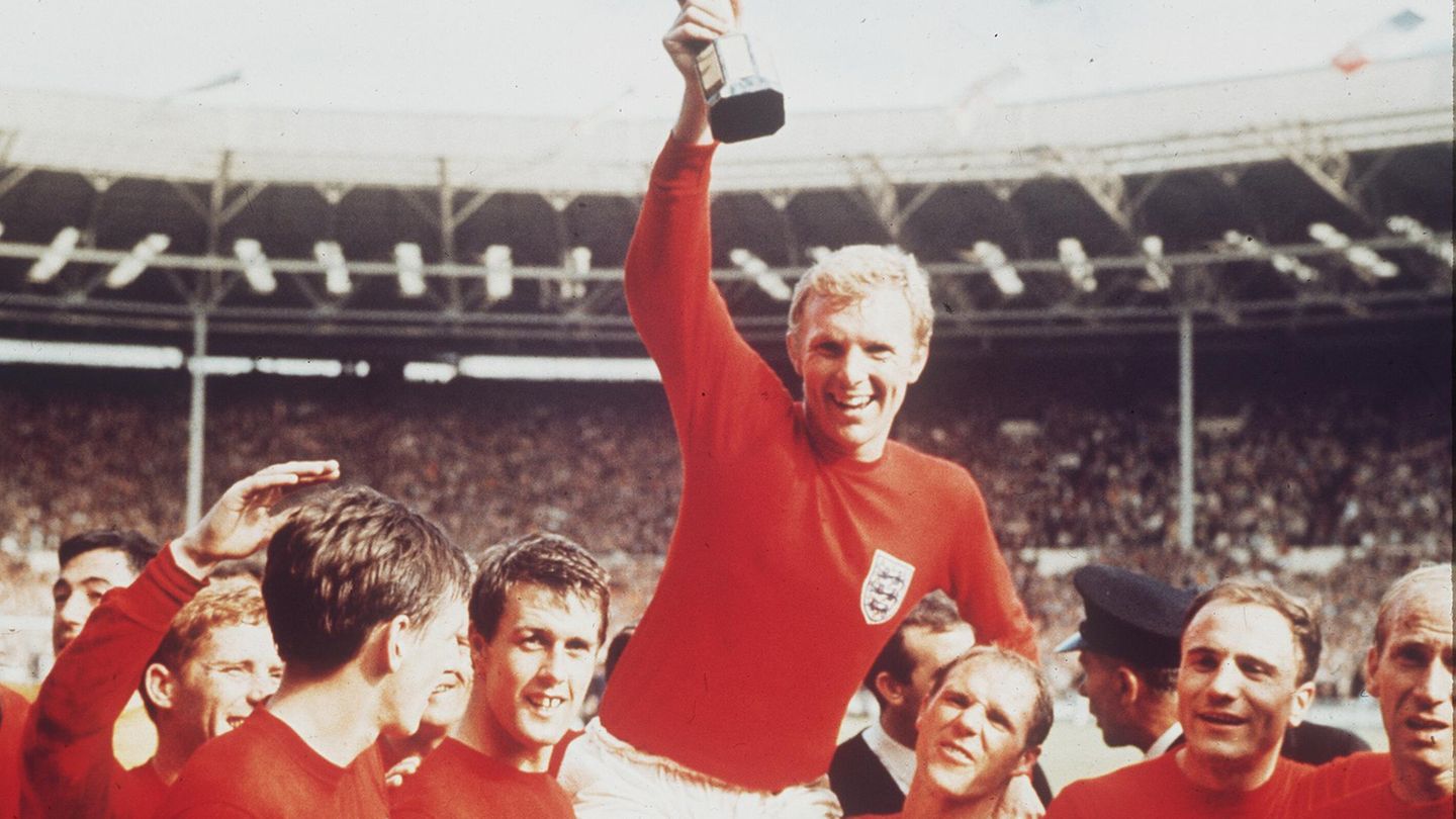 Der englische Kapitän Bobby Moore stemmt nach dem legendären Finale von Wembley gegen Deutschland den WM-Pokal in die Höhe. Afrikanische Teams bleiben der Endrunde im Mutterland des Fußballs fern – aus Protest. Die Fifa hat nur einen Startplatz für Mannschaften aus Afrika, Asien und Ozeanien vorgesehen, Afrika fordert aber einen eigenen