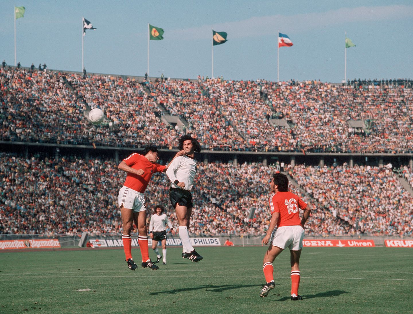 Bei der WM in Deutschland kommt es 1974 zum Mini-Boykott durch die Sowjetunion. Der sowjetische Verband sagt das entscheidende Qualifikationsspiel gegen Chile ab. Denn in dem südamerikanischen Land hat ein von der CIA gestützter Putsch stattgefunden. Chile kann das nur recht sein. Sie reisen zur WM und spielen in einer Gruppe mit der BRD (im Bild das Gruppenspiel gegen die DFB-Elf) und der DDR