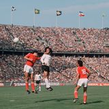 Bei der WM in Deutschland kommt es 1974 zum Mini-Boykott durch die Sowjetunion. Der sowjetische Verband sagt das entscheidende Qualifikationsspiel gegen Chile ab. Denn in dem südamerikanischen Land hat ein von der CIA gestützter Putsch stattgefunden. Chile kann das nur recht sein. Sie reisen zur WM und spielen in einer Gruppe mit der BRD (im Bild das Gruppenspiel gegen die DFB-Elf) und der DDR