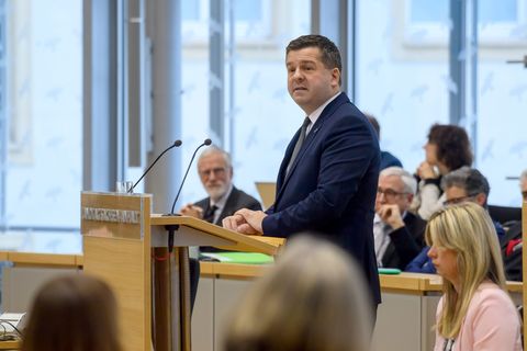 Sachsen-Anhalts Ministerpräsident Sven Schulze (CDU) weist Kritik an Überlegungen zu Sozialstaatsreformen zurück. Foto: Klaus-Di