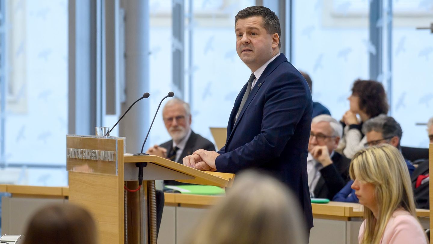 Sachsen-Anhalts Ministerpräsident Sven Schulze (CDU) weist Kritik an Überlegungen zu Sozialstaatsreformen zurück. Foto: Klaus-Di