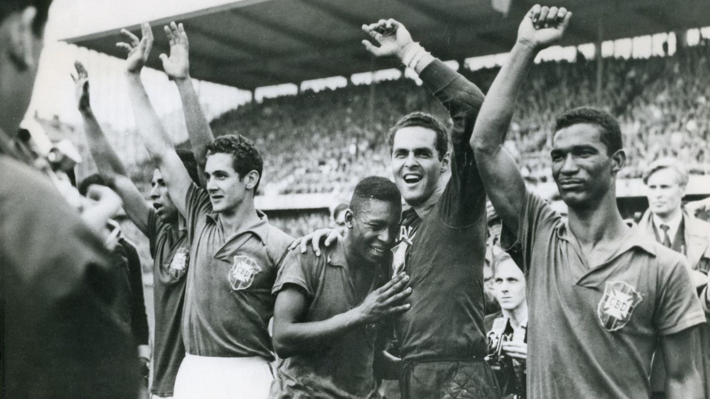 Das WM-Turnier in Schweden, das Brasilien rund um Wunderspieler Pelé (Mitte) gewinnt, ist ebenfalls von Boykotten und Absagen betroffen. So ist kein Vertreter aus Asien oder Afrika dabei, weil sich die Türkei, Indonesien, Ägypten und der Sudan weigern, in der Qualifikation gegen das jüdische Israel zu spielen. Dafür soll sich Israel gegen Wales qualifizieren – und verliert