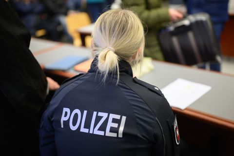 In letzter Sekunde akzeptieren zwei Schützen die Strafbefehle - nachdem sie eine Polizistin gegen ihren Willen beim Schützenfest