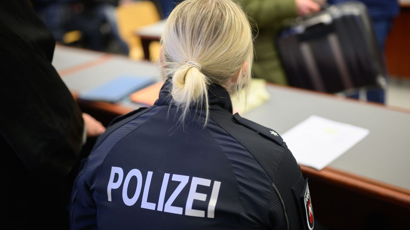 In letzter Sekunde akzeptieren zwei Schützen die Strafbefehle - nachdem sie eine Polizistin gegen ihren Willen beim Schützenfest