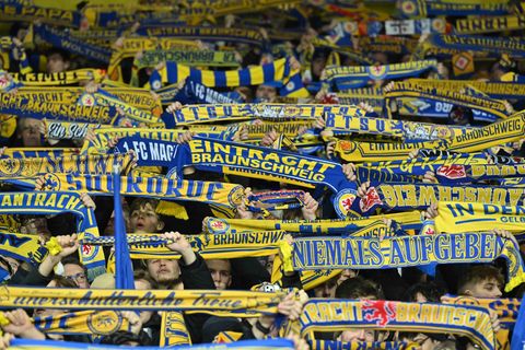 Fans von Eintracht Braunschweig. Foto: Swen Pförtner/dpa