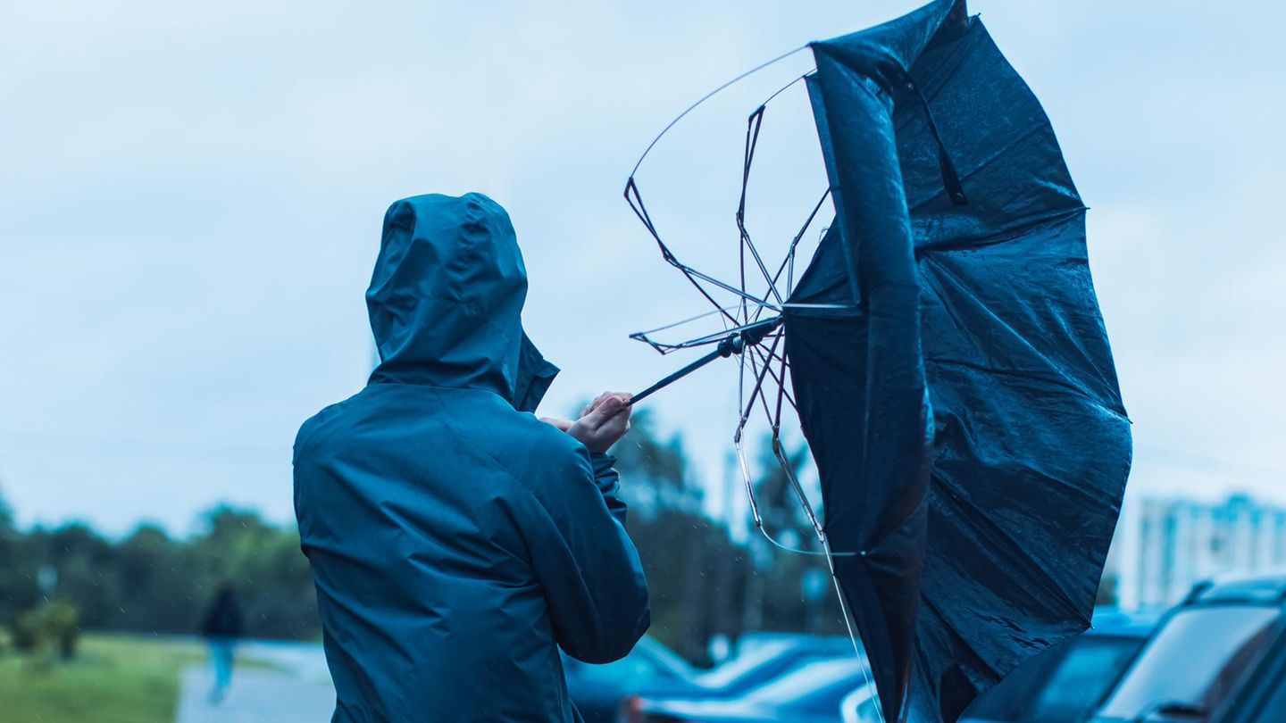 Transfergesellschaft: Mensch mit kaputtem Schirm