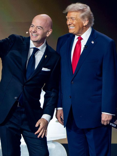 Fifa-Präsident Gianni Infantino, US-Präsident Donald Trump, die mexikanische Präsidentin Claudia Sheinbaum und Kanadas Premierminister Mike Carney grinsen bei der WM-Auslosung in die Kamera. Angesichts der aggressiven Außen- wie Innenpolitik Trumps denken einige in Deutschland über einen WM-Boykott nach. Die Deutsche Presse-Agentur spricht von einer "Scheindebatte". DFB und DFL wiegeln ab, und ein breiterer, gesellschaftlicher Konsens wie bei der Debatte vor vier Jahren scheint bislang nicht zu existieren