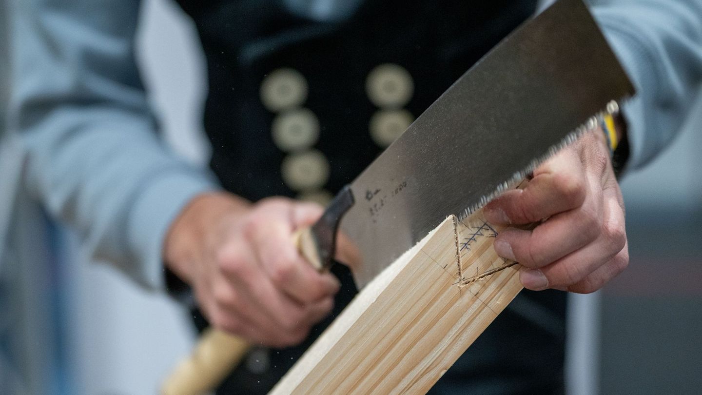 Ein Schreiner auf der Internationalen Handwerksmesse in München 2025. Viele Handwerksbetriebe in Bayern haben trotz real sinkend