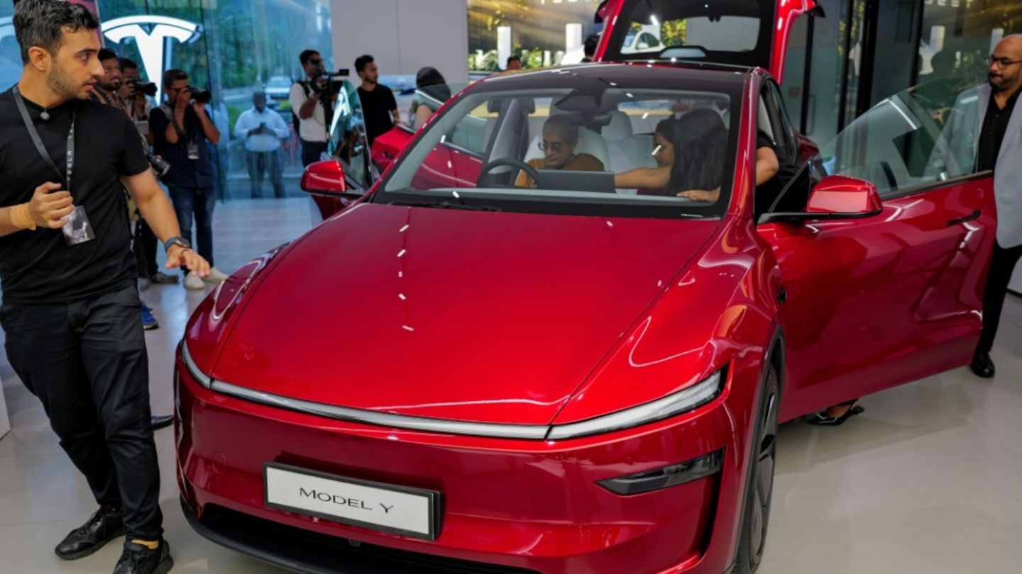Ein Model Y von Tesla in Mumbai