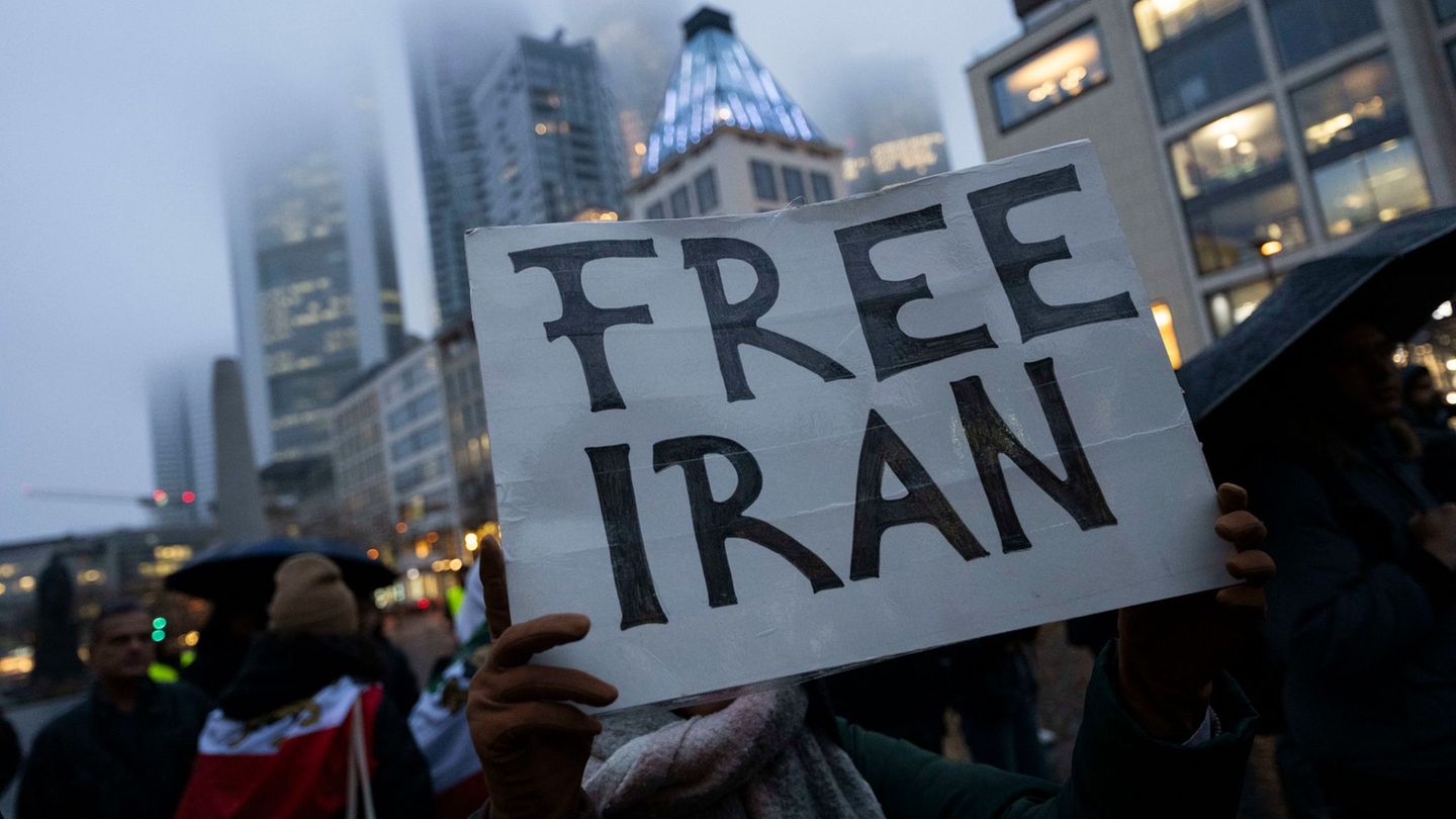 In vielen EU-Staaten fordern Menschen seit Wochen neue Sanktionen gegen Verantwortliche für die Gewalt im Iran. Nun gibt es eine