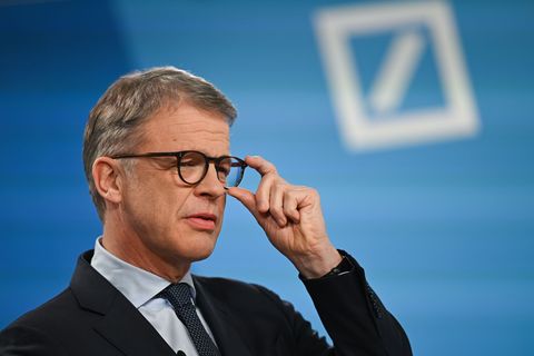Verspricht nach der Razzia Aufklärung, will sich davon aber nicht bremsen lassen: Deutsche-Bank-Chef Christian Sewing. Foto: Flo