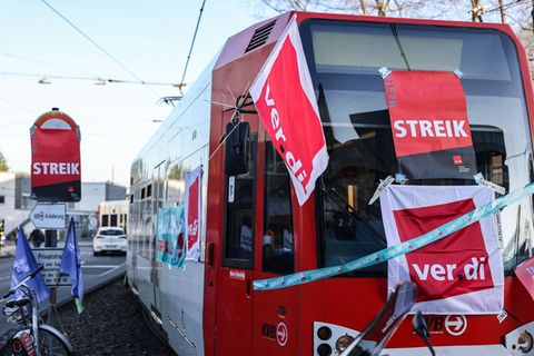 Verdi schließt Warnstreiks im Nahverkehr nicht aus. (Archivbild) Foto: Oliver Berg/dpa