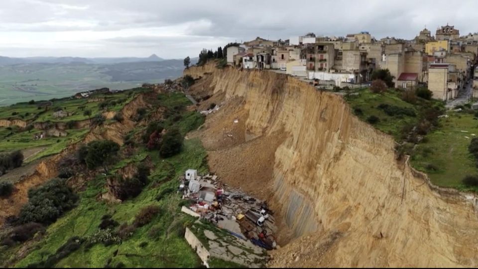 Eine sizilianische Stadt nach einem Erdrutsch