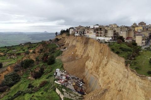 Eine sizilianische Stadt nach einem Erdrutsch