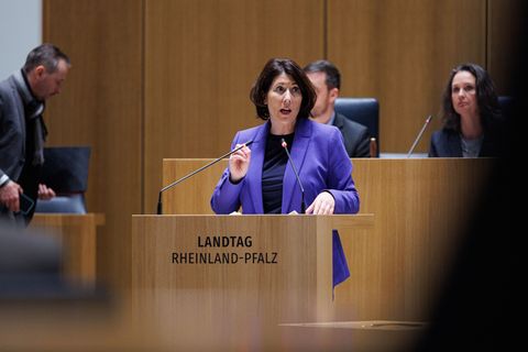 Die rheinland-pfälzische Wirtschaftsministerin Daniela Schmitt erläutert die von ihrer FDP geforderte Abschaffung der Verbandskl
