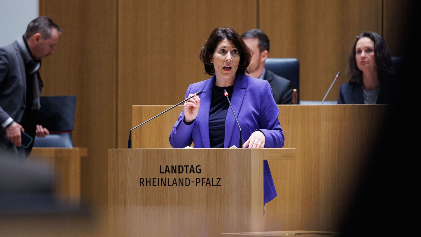 Die rheinland-pfälzische Wirtschaftsministerin Daniela Schmitt erläutert die von ihrer FDP geforderte Abschaffung der Verbandskl