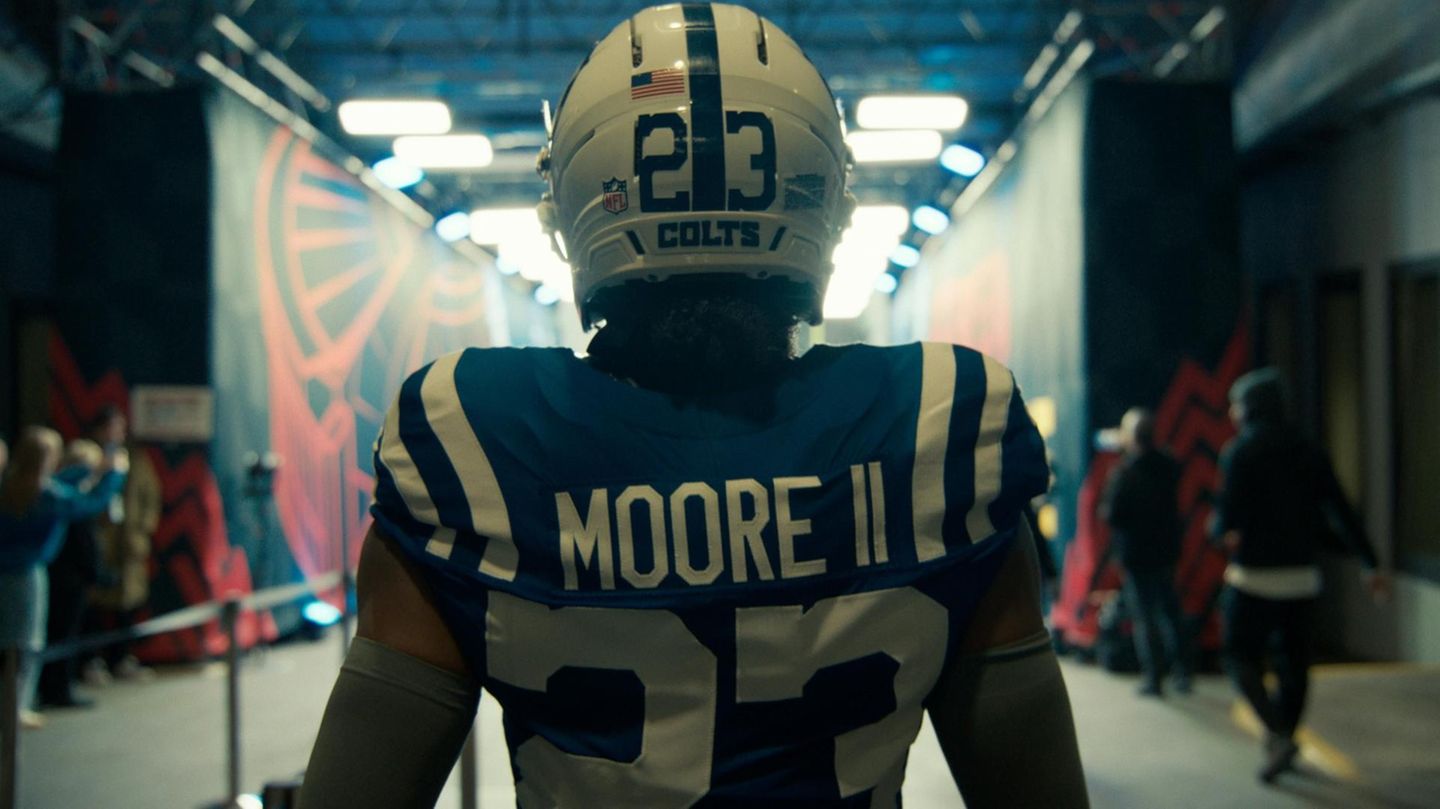 Colts-Starverteidiger Kenny Moore II im Berliner Olympiastadion vor dem NFL-Spiel gegen die Atlanta Falcons