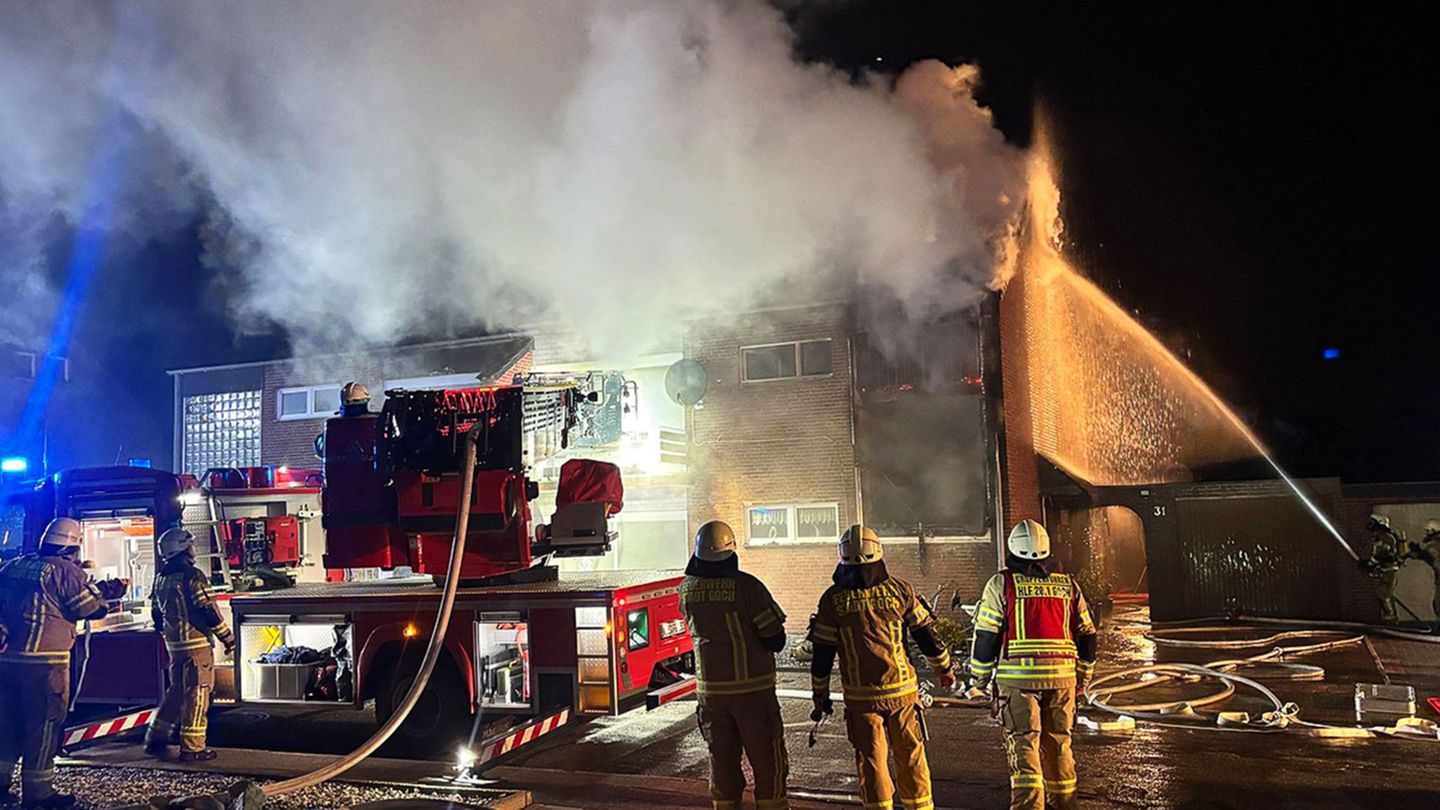 Feuer in einem Haus in Goch - laut Polizei war ein Mieter der Brandstifter. Foto: Torsten Matenaers/Feuerwehr Goch/dpa