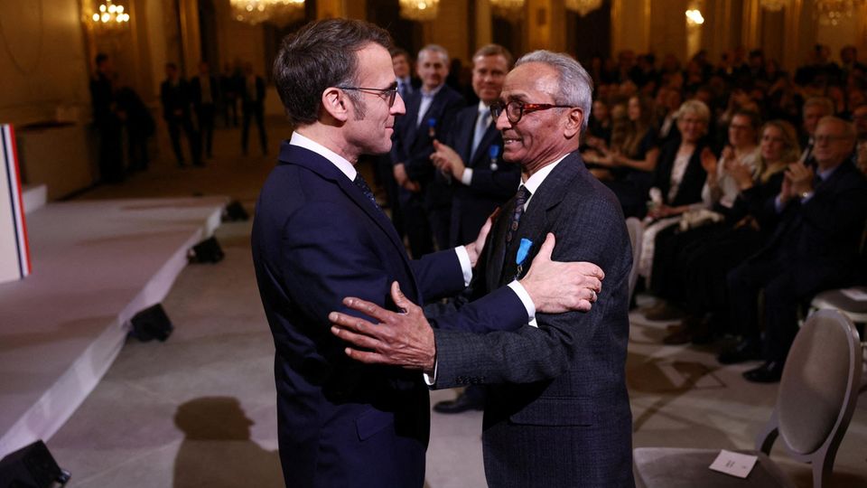 Emmanuel Macron ehrt Paris' letzten Zeitungsverkäufer