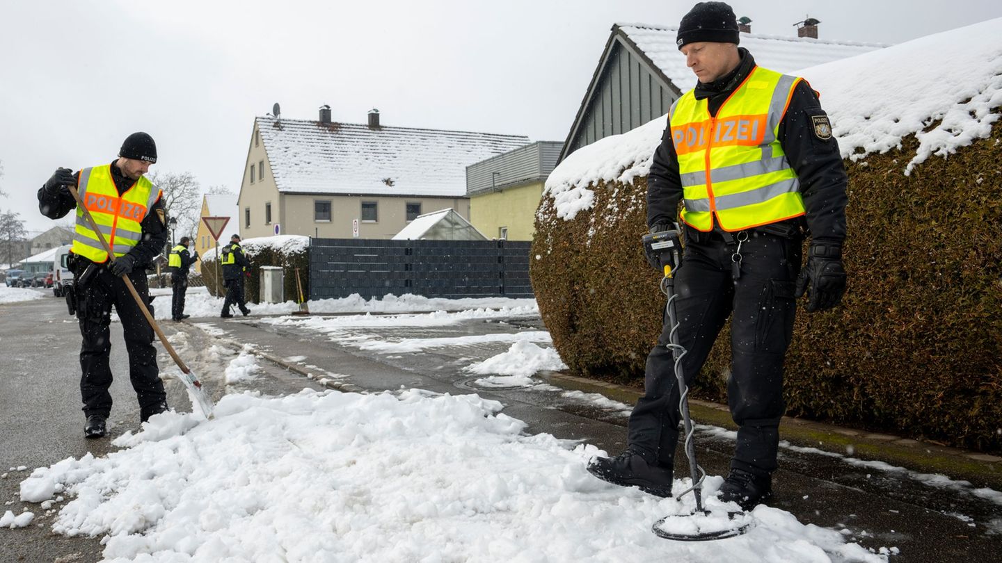 Wegen des neuen Schnees muss die Spurensicherung mit Metalldetektoren nach den Patronenhülsen suchen. Foto: Stefan Puchner/dpa