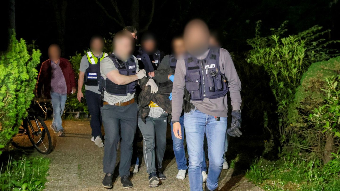 Der zur Tatzeit 35-Jährige soll am frühen Morgen des 18. Mai 2025 vor einer Bielefelder Bar mehrere Besucher mit Messern angegri