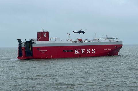 Ein Riss in einer Kraftstoffleitung hat den Brand auf dem Autofrachter ausgelöst. (Archivbild) Foto: --/Havariekommando/dpa