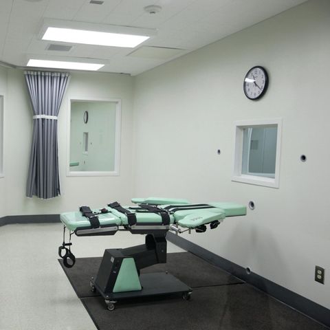 Todeskammer mit einer mintfarbenen Liege in der Mitte