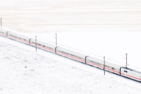 Im Landkreis Peine musste ein liegengebliebener ICE geräumt werden. (Symbolbild) Foto: Julian Stratenschulte/dpa