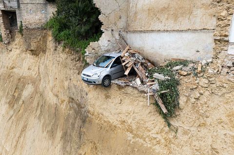 Die Lage in der von einem massiven Erdrutsch bedrohten Stadt Niscemi auf Sizilien spitzt sich weiter zu. Foto: Andrea Petrelli/I