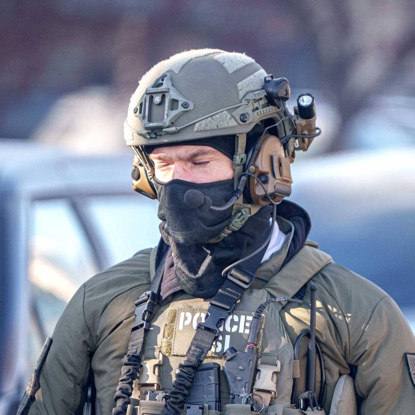 Ein vermummter ICE-Agent patrouilliert