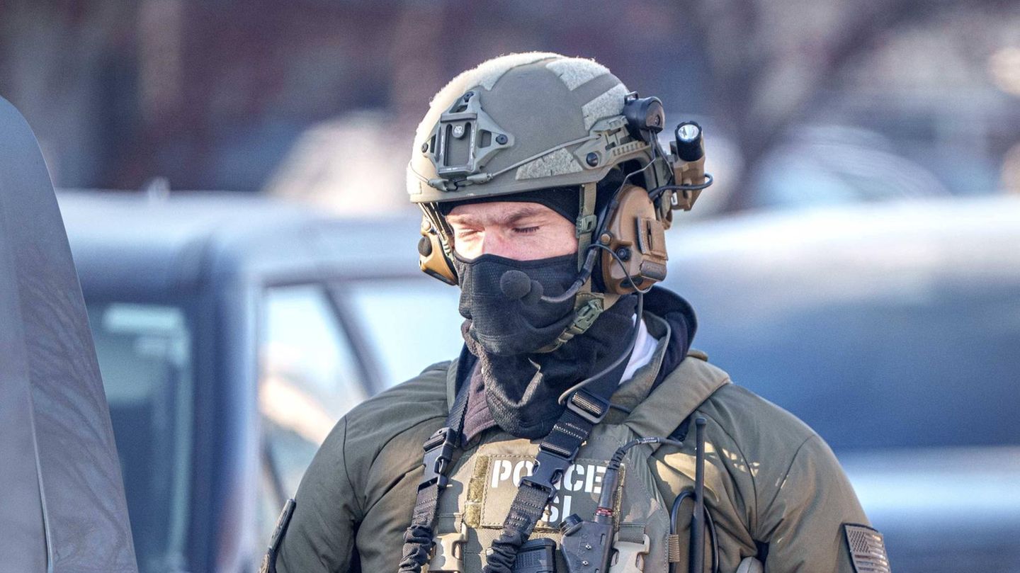 Ein vermummter ICE-Agent patrouilliert