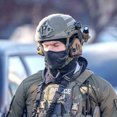 Ein vermummter ICE-Agent patrouilliert