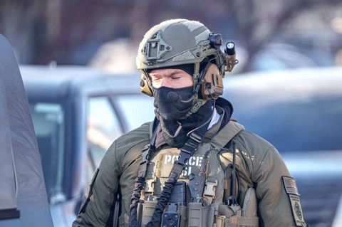 Ein vermummter ICE-Agent patrouilliert