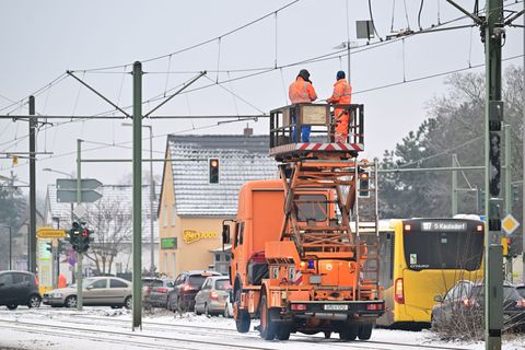 Seit Tagen sind Arbeiter für die BVG damit beschäftigt, vereiste Oberleitungen für den Tramverkehr freizumachen. Foto: Sebastian