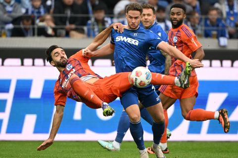 Nach einer Verletzungspause ist KSC-Profi Christoph Kobald (r) wieder fit. Foto: Uli Deck/dpa