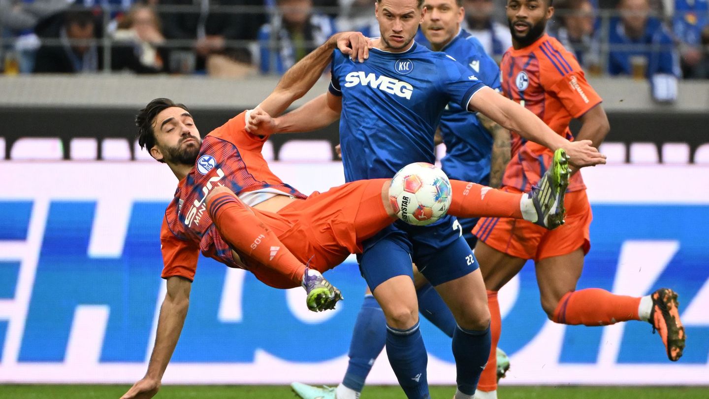Nach einer Verletzungspause ist KSC-Profi Christoph Kobald (r) wieder fit. Foto: Uli Deck/dpa