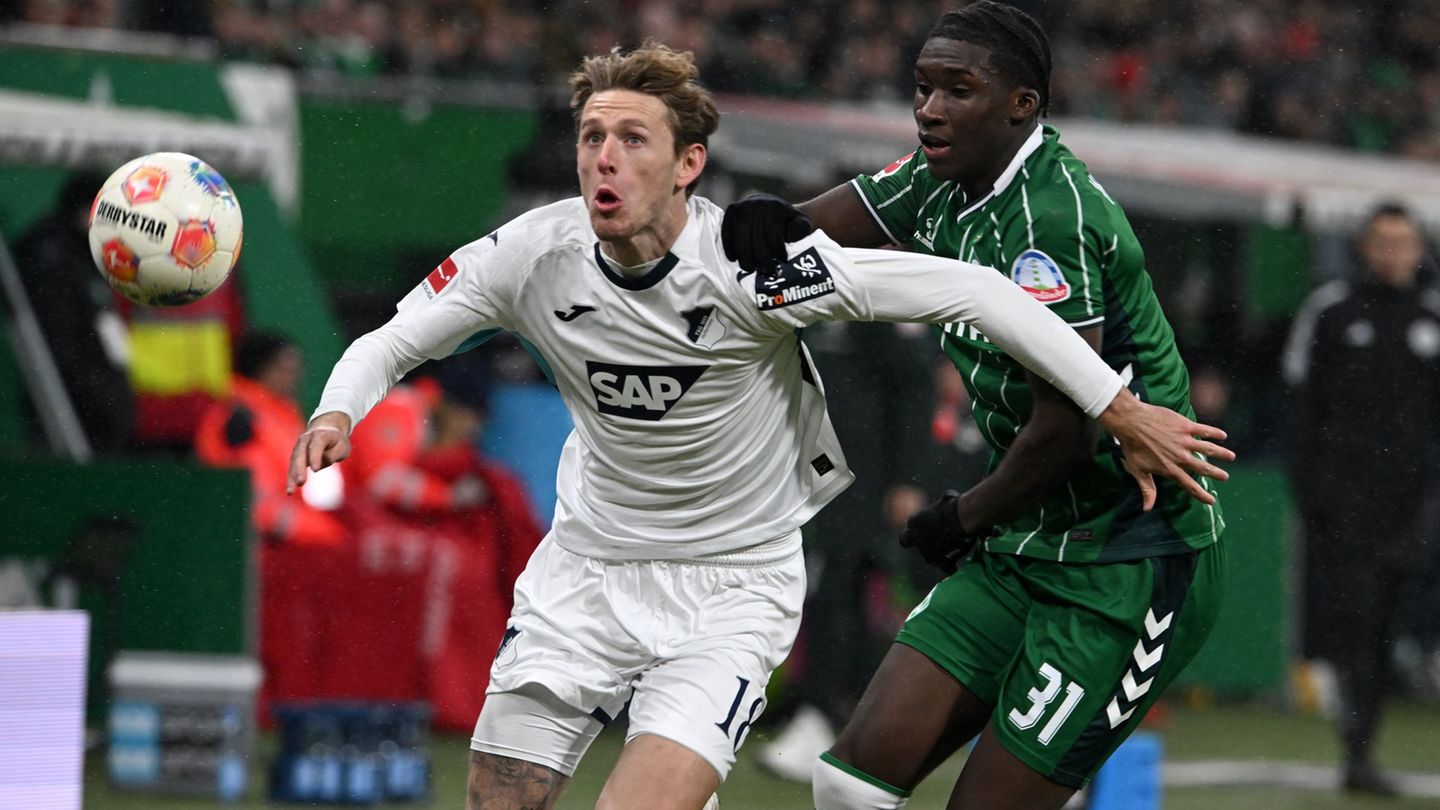 Hoffenheims Wouter Burger (l) bleibt in den kommenden beiden Spielen nur die Zuschauerrolle. Foto: Carmen Jaspersen/dpa