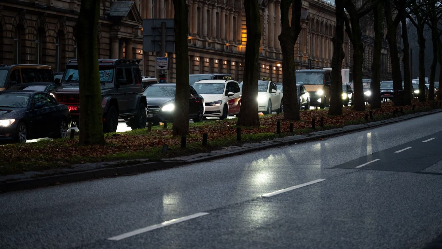 Mehrere Demonstrationen und das HSV-Heimspiel gegen den FC Bayern München könnten am Samstag für viele Staus in Hamburg sorgen.
