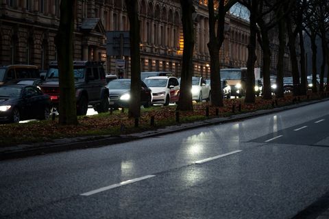 Mehrere Demonstrationen und das HSV-Heimspiel gegen den FC Bayern München könnten am Samstag für viele Staus in Hamburg sorgen.