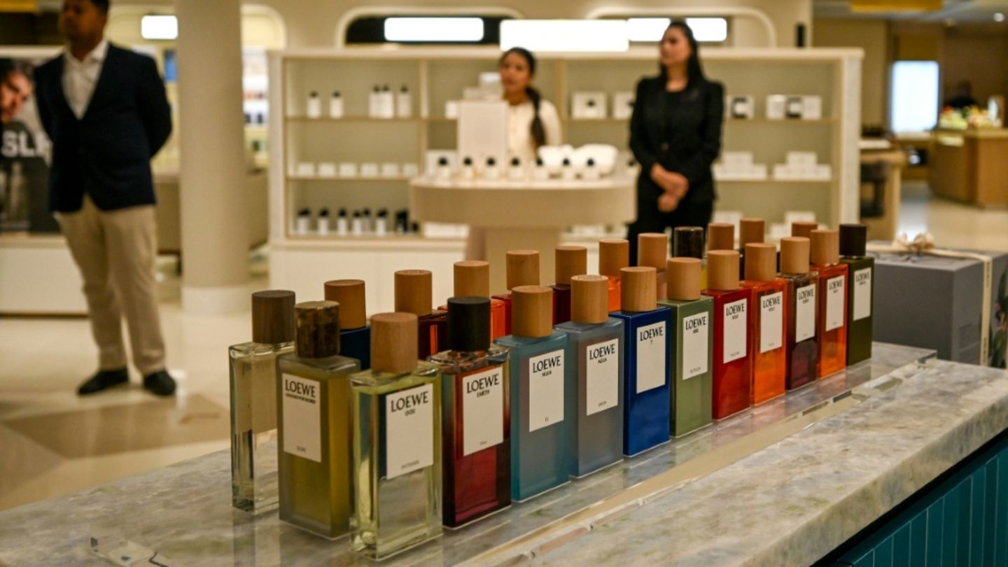 Parfumflacons in einem Kaufhaus