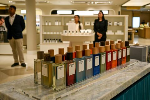 Parfumflacons in einem Kaufhaus