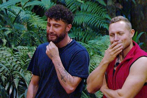 Umut Tekin und Patrick Romer (r.) beichten den anderen ihre Schummelei.