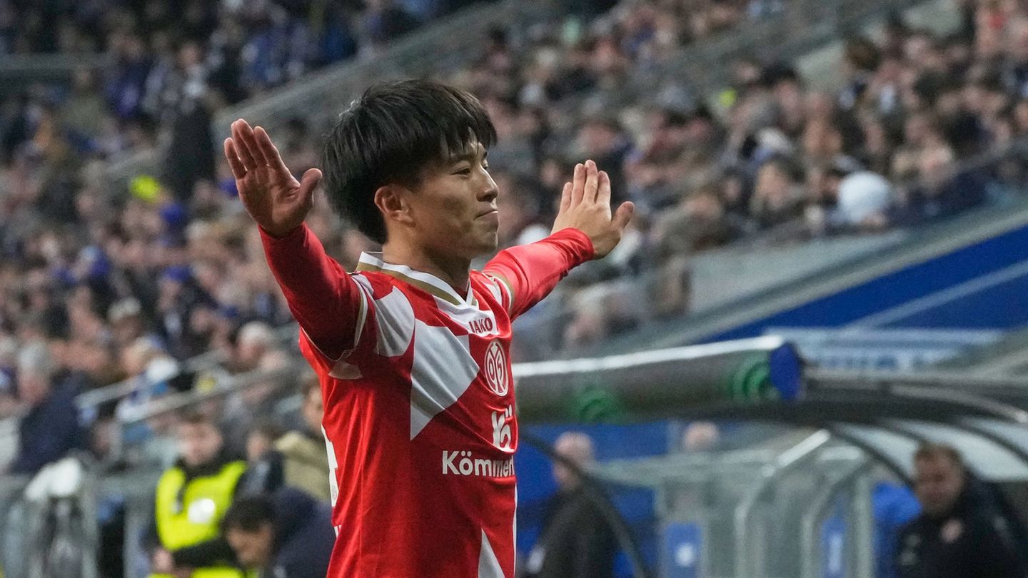 Fällt gegen Leipzig möglicherweise aus: Sota Kawasaki von Mainz 05. (Archivbild) Foto: Czarek Sokolowski/AP/dpa